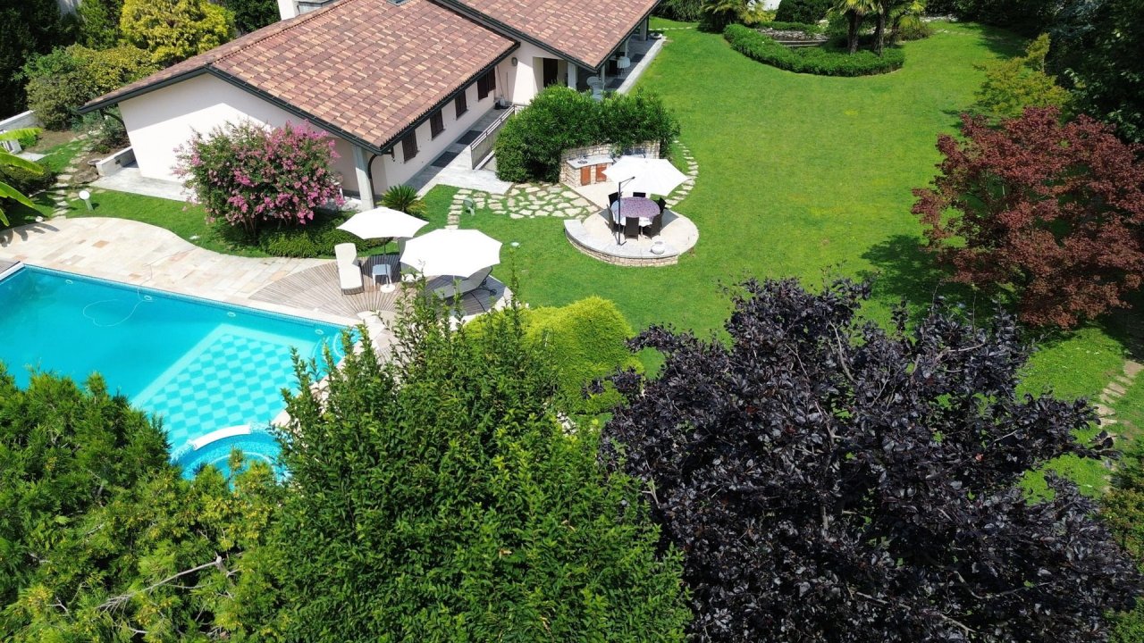 Vendita villa in città Calco Lombardia foto 4