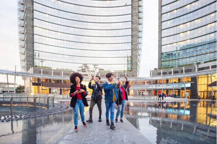 gurppo-di-amici-si-fanno-foto-o-selfie-nel-lusso-di-milano-citylife.jpg