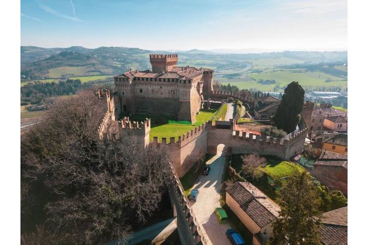 vista-aerea-castello-medievale-gradara-italia-lusso.jpg