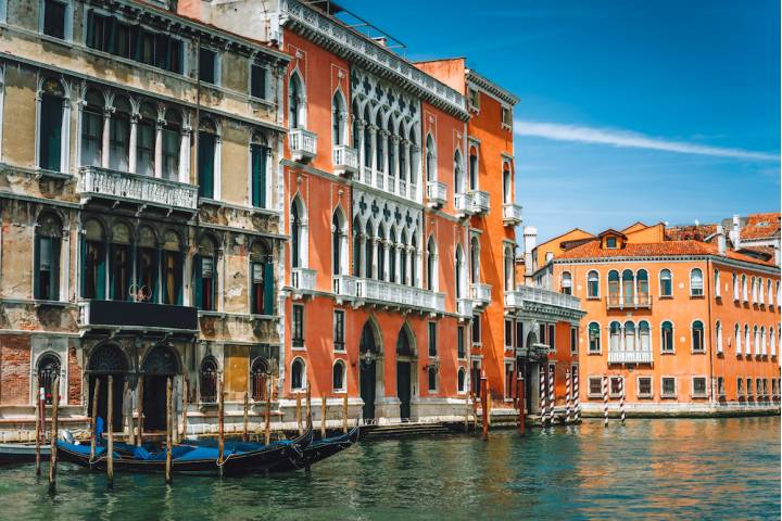 old-ancient-facades-of-houses-on-grand-canal-veni-2021-08-28-08-03-49-utc.jpg