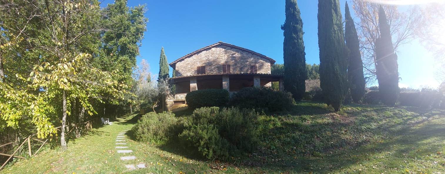 Casale in pietra con parco a Assisi, zona tranquilla e piscina | luxforsale.it