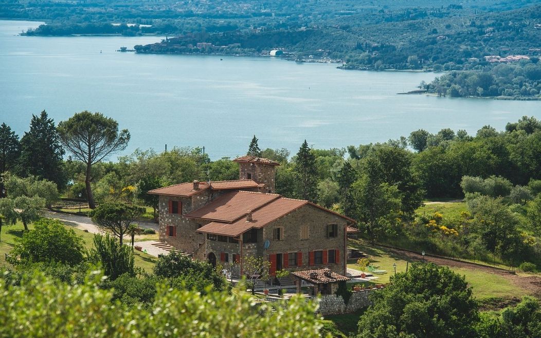Vendita casale sul lago Magione Umbria