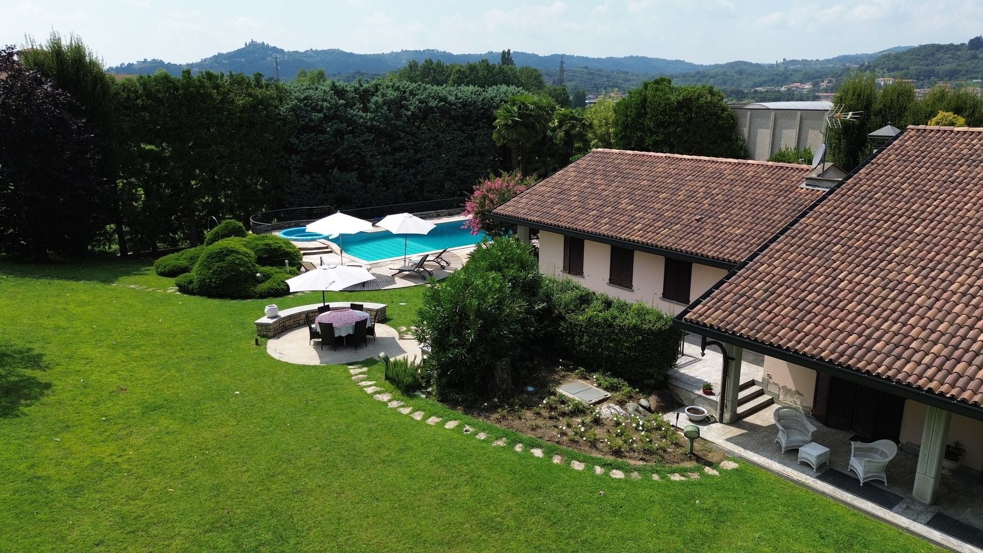 Villa in vendita a Calco - Lecco, con piscina e ascensore | luxforsale.it