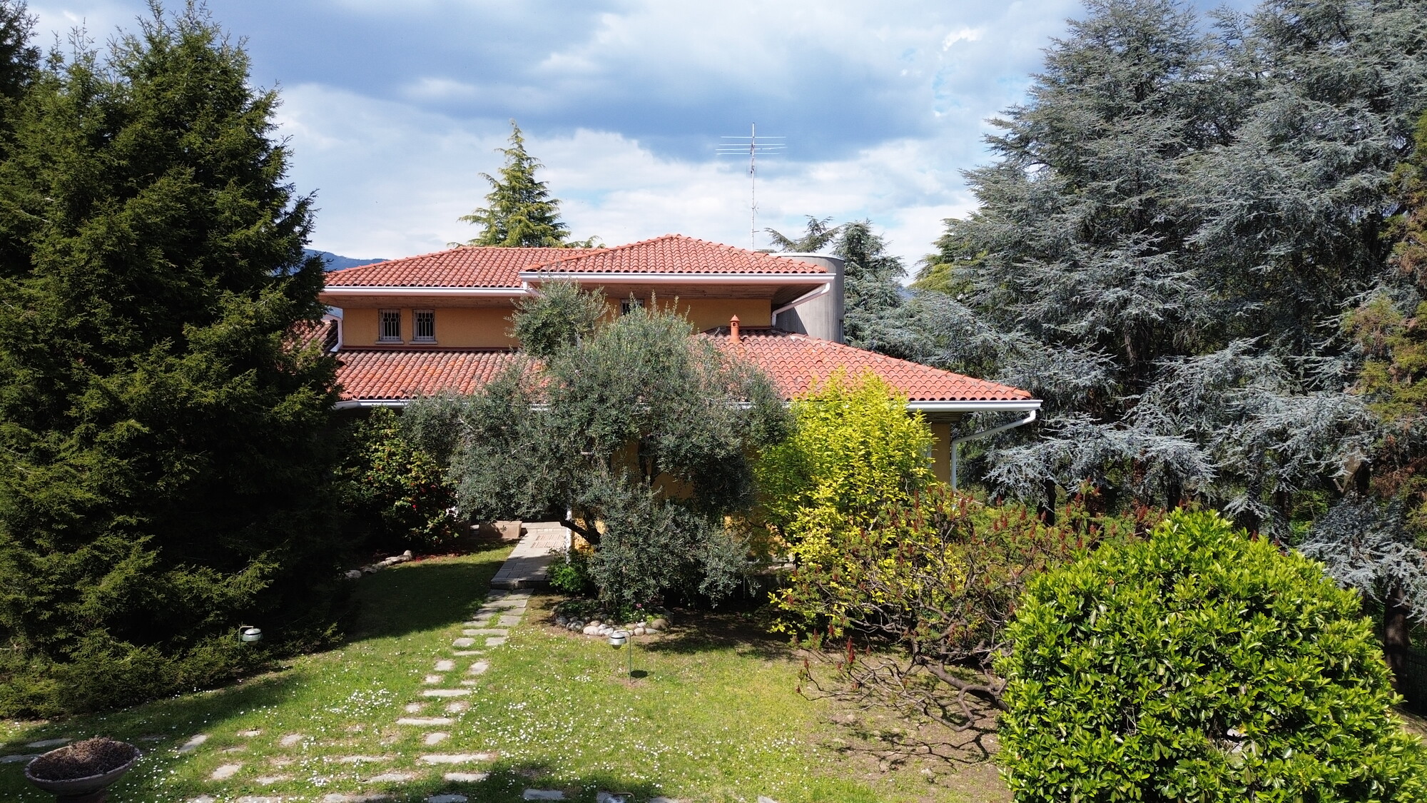 Villa singola con parco e piscina in vendita a Monguzzo | luxforsale.it