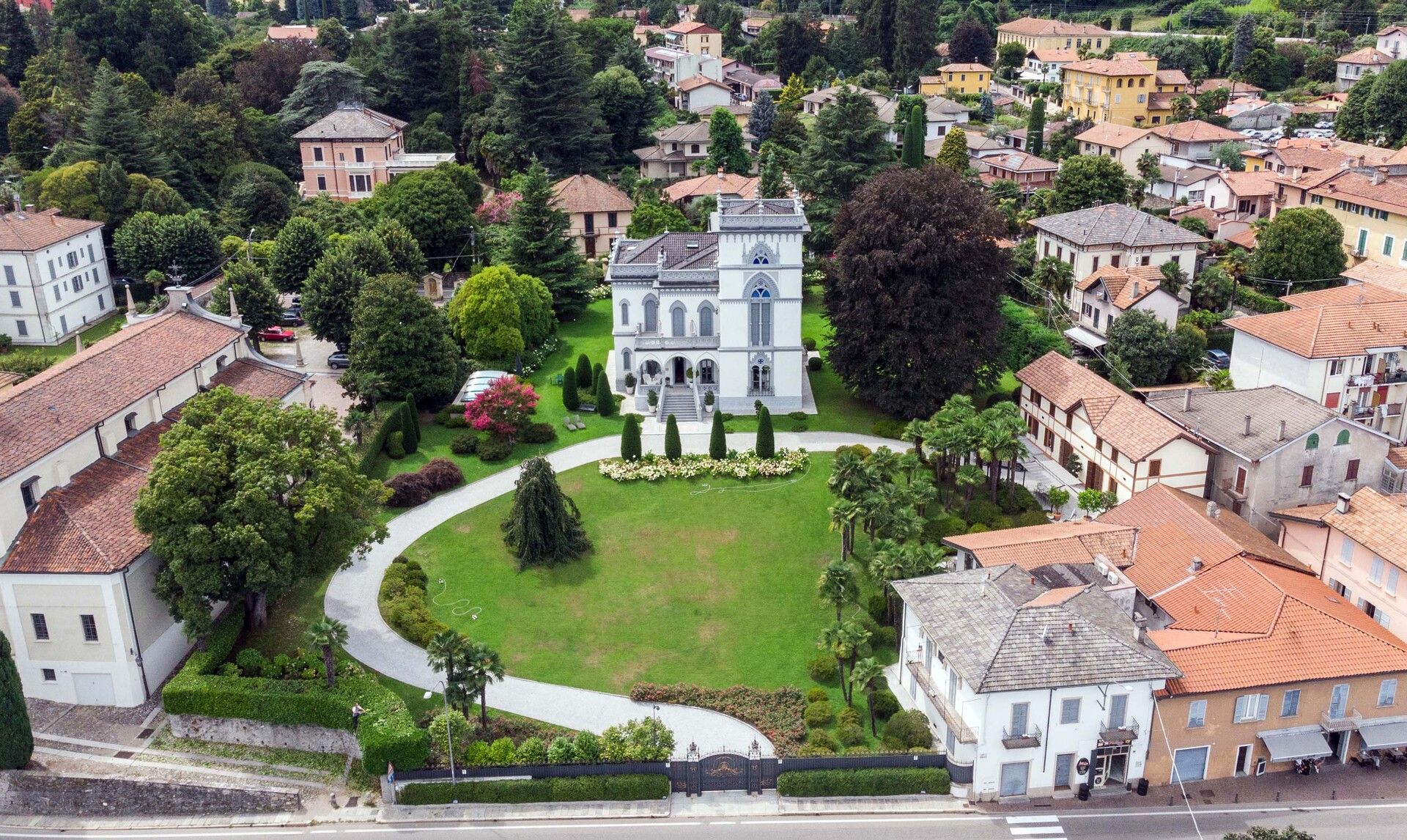 Villa d´Epoca con Dépendance in Vendita a Lesa sul Lago Maggiore | luxforsale.it