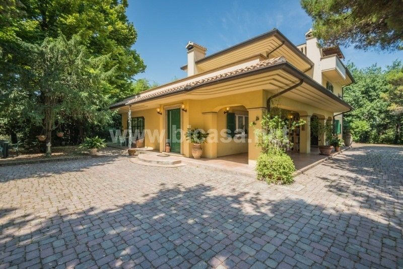 Villa in vendita a Pesaro, zona tranquilla - Marche | luxforsale.it
