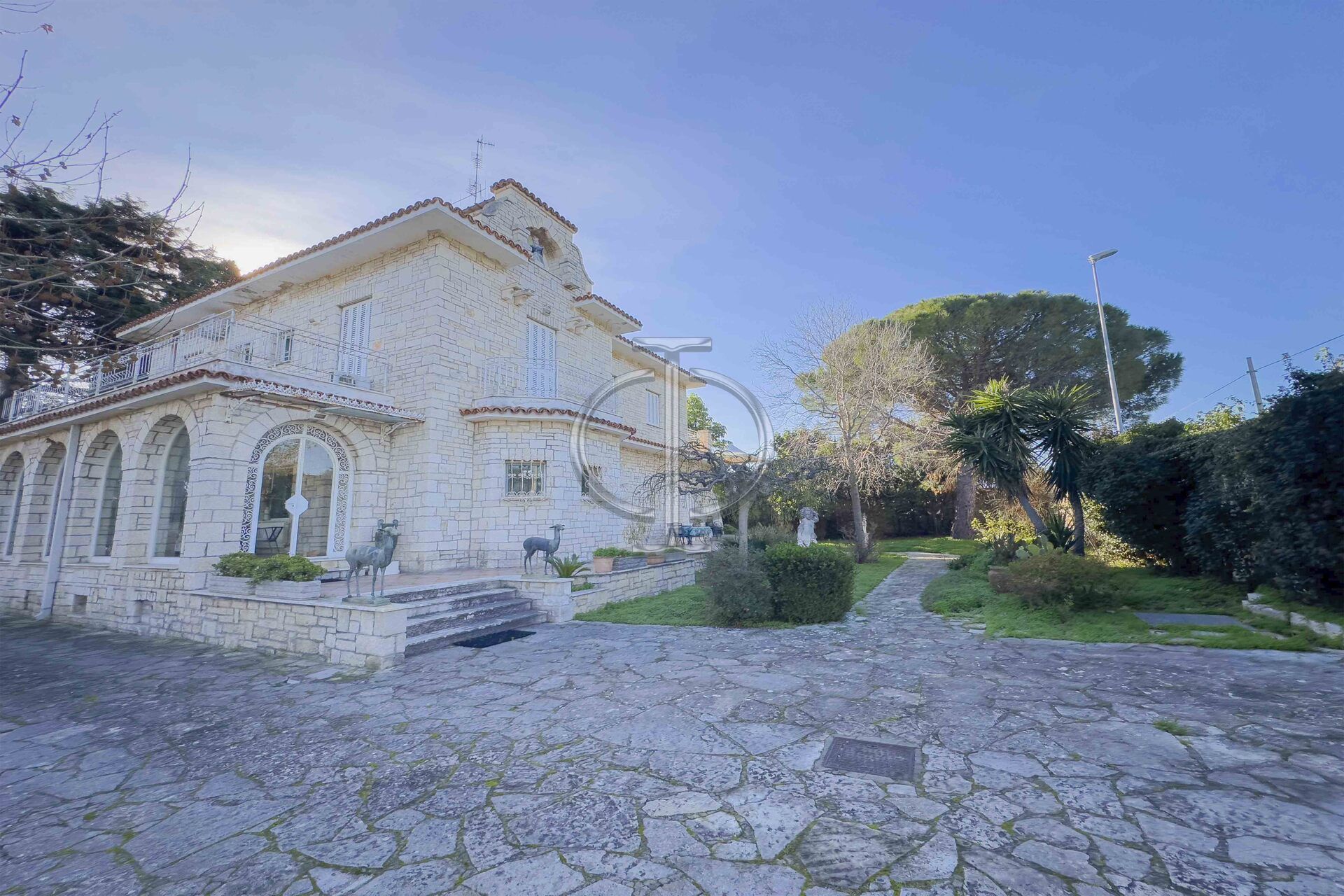 Villa Singola a Bari con Piscina e Cantina, Affitto o Vendita | luxforsale.it