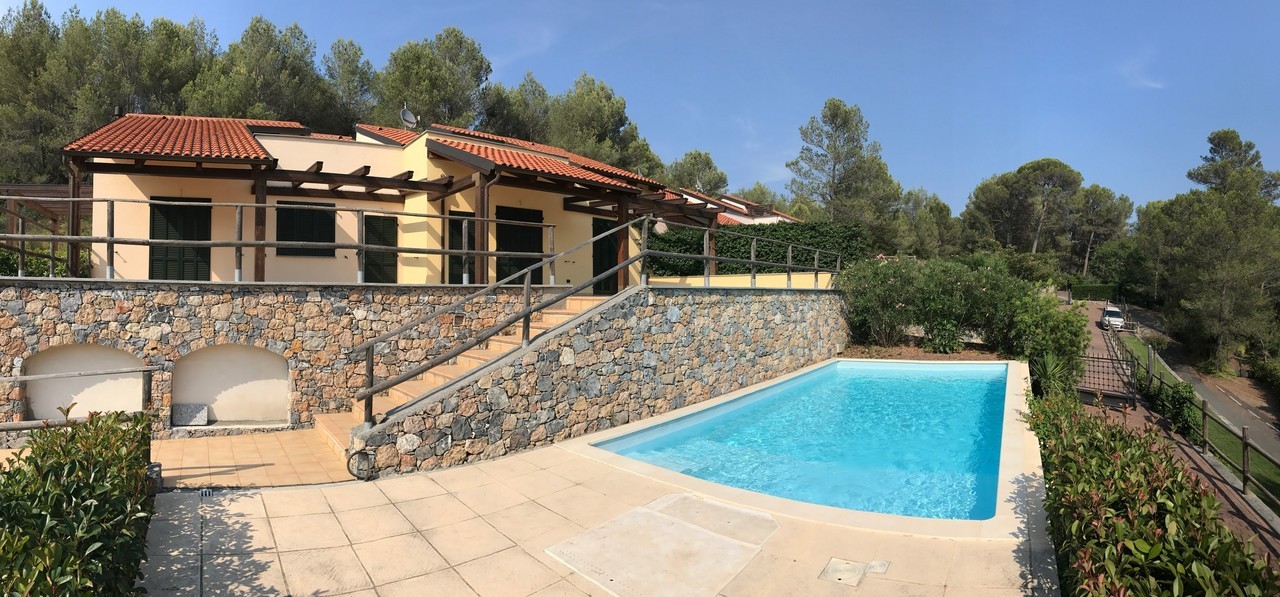 Villa con piscina nel golf di Garlenda | luxforsale.it