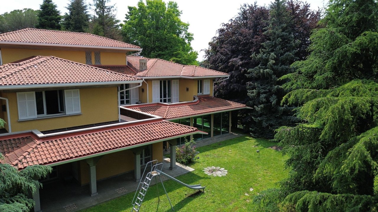 Vendita villa sul lago Monguzzo Lombardia foto 4
