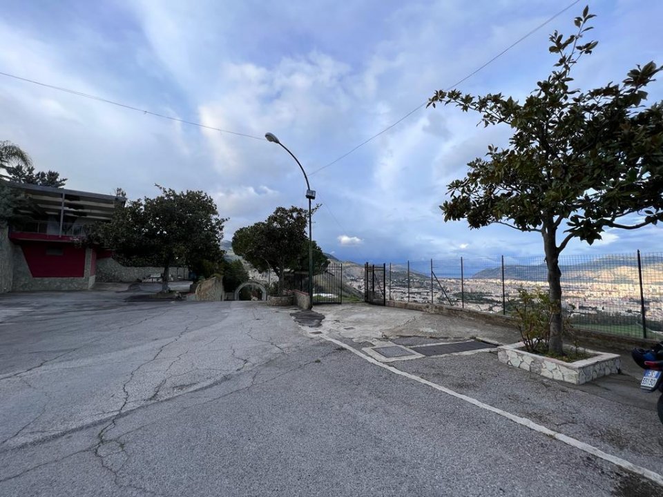 For sale real estate transaction in quiet zone Palermo Sicilia foto 3