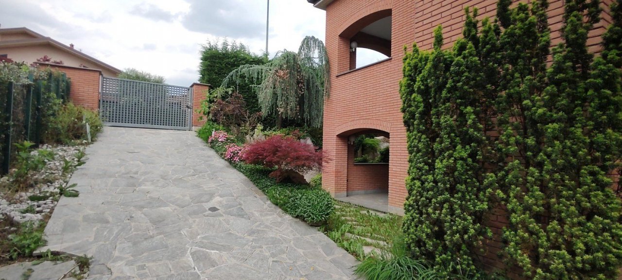 Vendita villa in zona tranquilla Bernareggio Lombardia foto 1