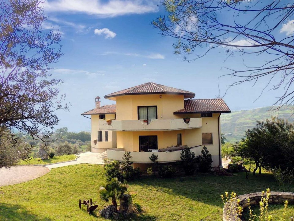 Vendita villa in  San Valentino in Abruzzo Citeriore Abruzzo foto 1