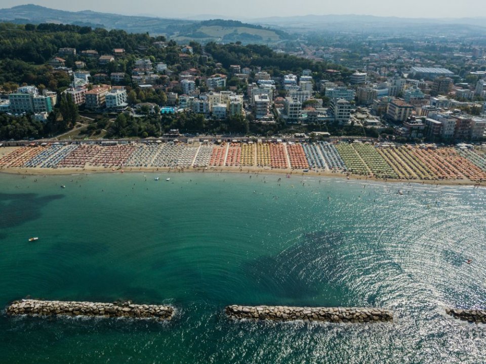 Vendita operazione immobiliare sul mare Gabicce Mare Marche foto 1