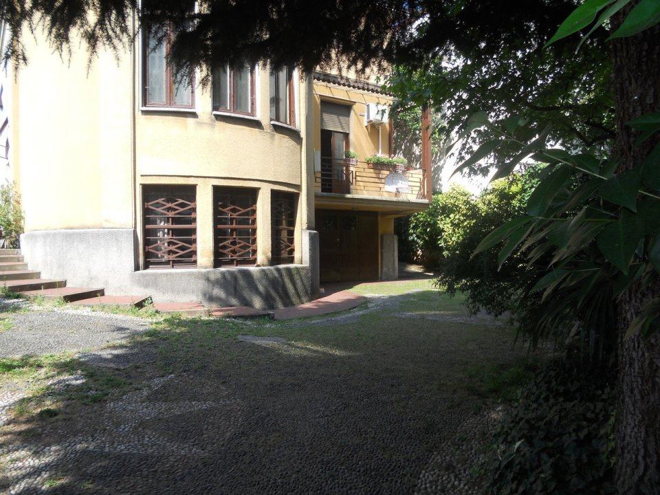 Vendita villa in città Legnano Lombardia foto 1