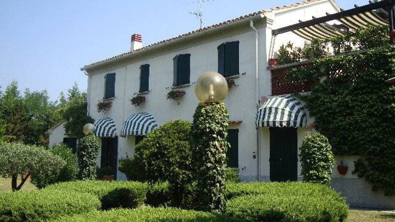 Vendita villa sul mare Pesaro Marche foto 1